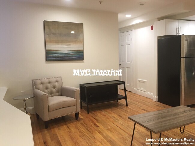 Foto del edificio - 24 Brainerd Rd