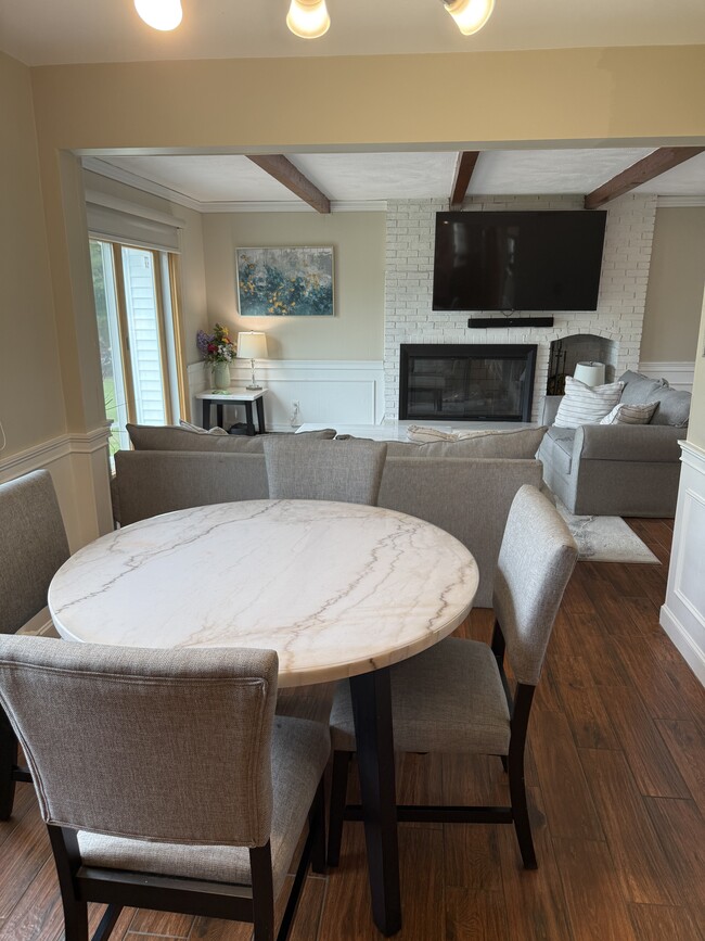 Kitchen dining - 20 Highwood Way