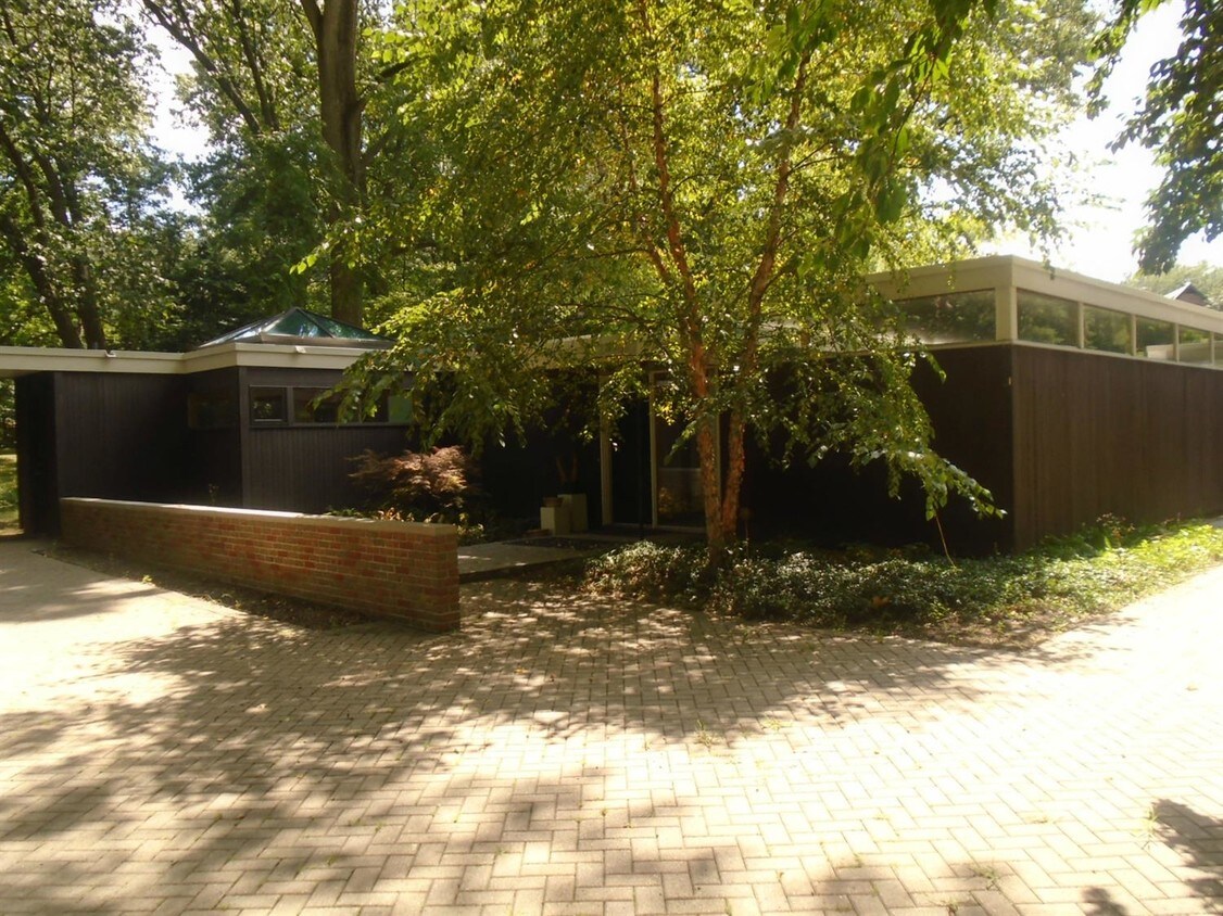 Primary Photo - 1052 Arlington Blvd