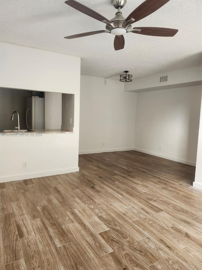 Foto del edificio - 10037 Winding Lake Rd