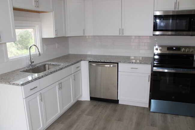 Building Photo - Unique Rental in Grandview with 3 bay gara...