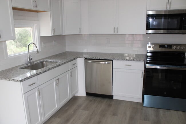 Foto del edificio - Unique Rental in Grandview with 3 bay gara...
