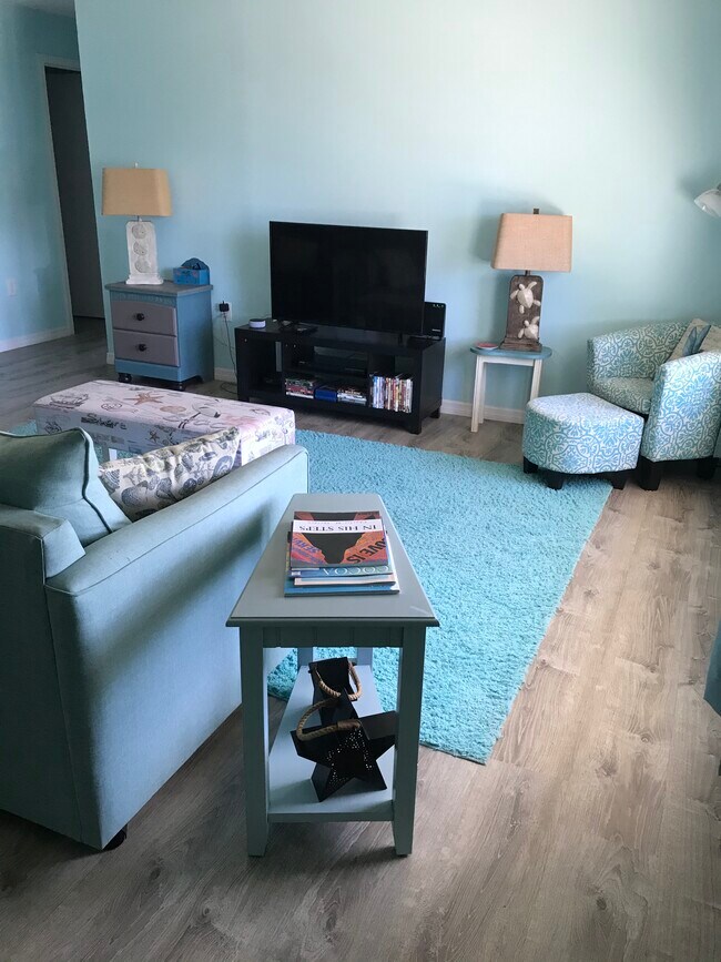 Foto del edificio - 6500 Poinsetta Ave