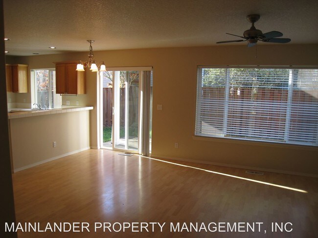 Building Photo - 3 br, 2.5 bath House - 553 NE 64TH CT