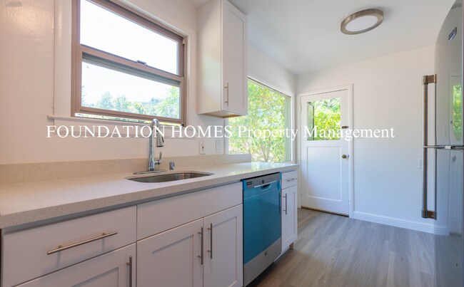 Foto del edificio - Bright & Spacious 2BD/1BA Upper-Level Dupl...