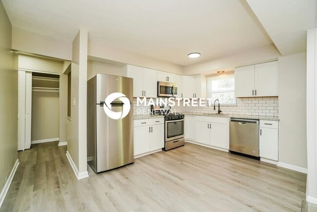 Building Photo - 3 Bedroom Pet-Friendly Home in Columbus, OH with Main Street Renewal