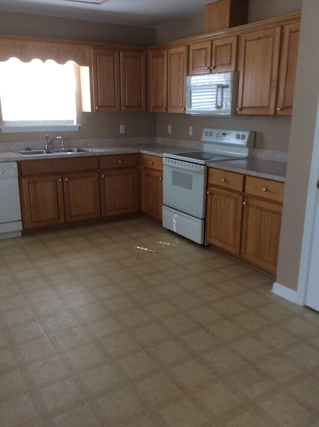 Foto del edificio - 3 Br House for Rent with Carport and Shed