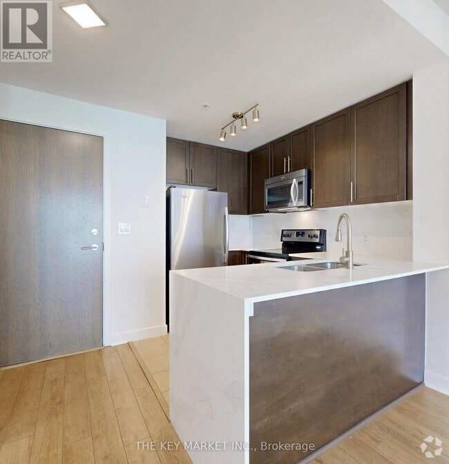 Building Photo - 3985-3985 Grand Park Dr