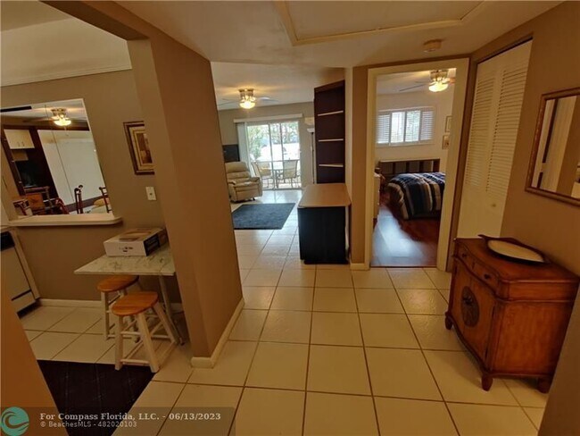 Foto del edificio - 255 S Cypress Rd