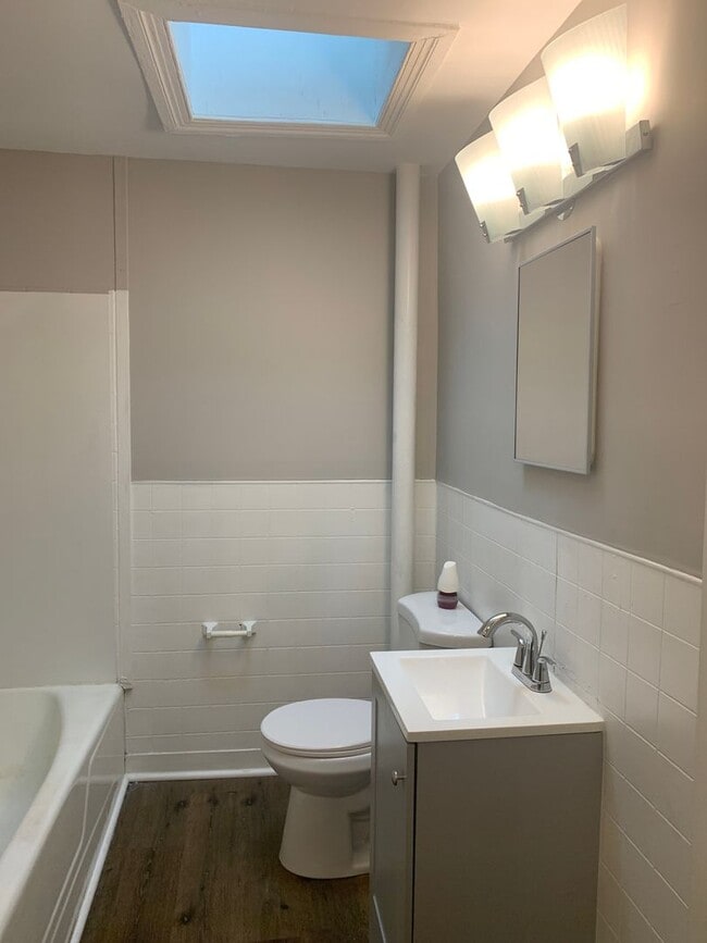 Building Photo - Available Now! 3rd Floor 1 Bedroom-York Ci...