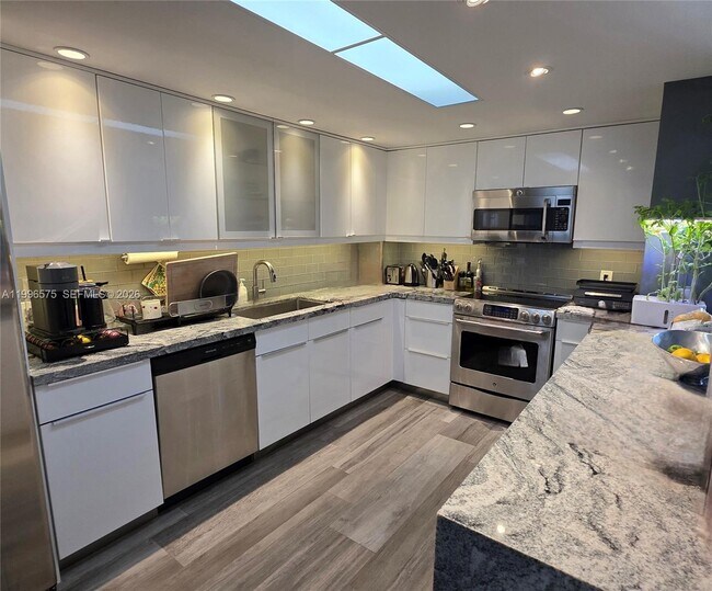 Foto del edificio - 5825 Collins Ave