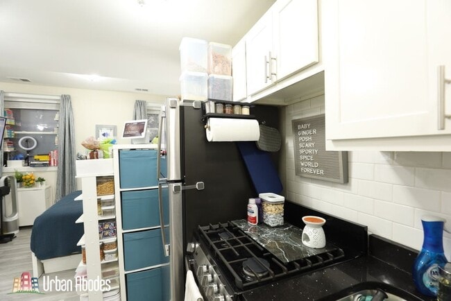 Building Photo - 655 W Roscoe St