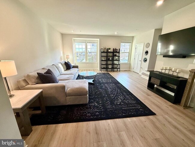 Foto del edificio - 8810 Sybil Ln