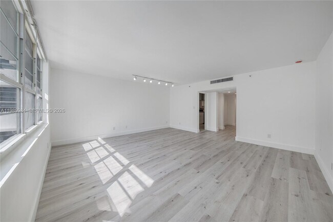 Foto del edificio - 100 Lincoln Rd