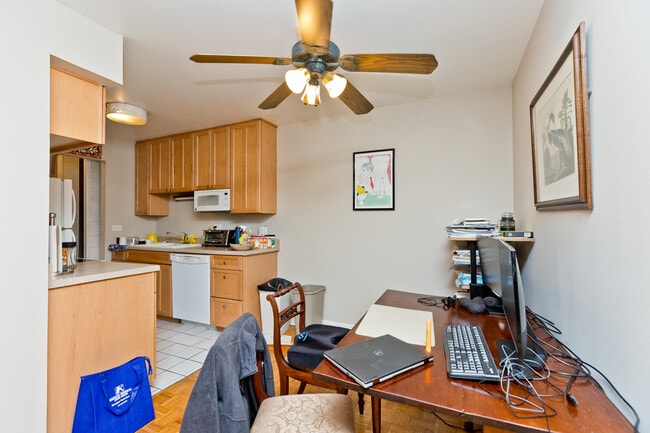 Building Photo - 420 W Aldine Ave