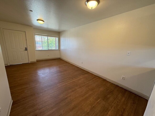 Building Photo - 1 Month Free Rent and $250 Walmart Gift Ca...