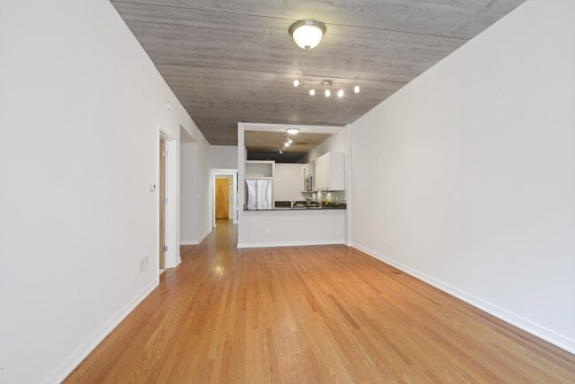 Building Photo - 5430 N Sheridan Rd