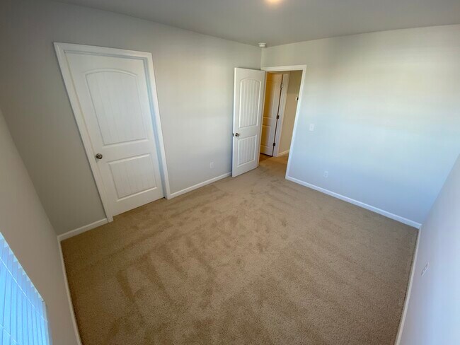 Dormitorio 3 - 9010 Fenton Rd.