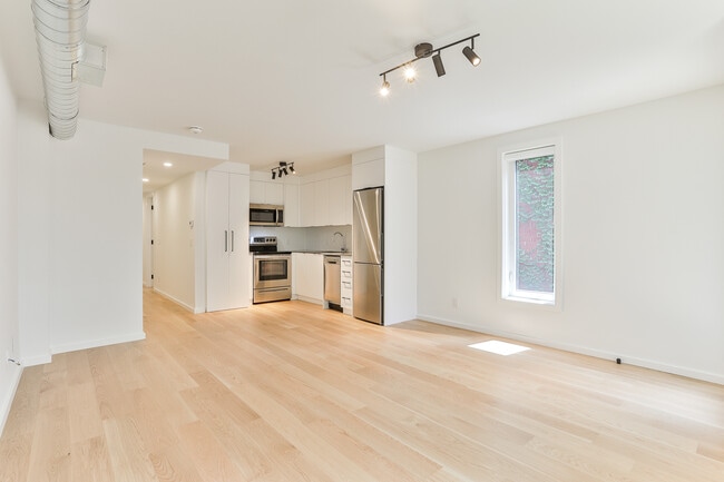 Building Photo - 74 Dovercourt Rd