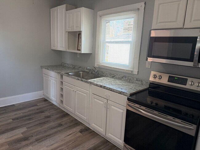 Building Photo - Lovely Three Bedroom Home In Plaza Midwood!