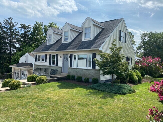 Building Photo - 4040 E Newport Rd