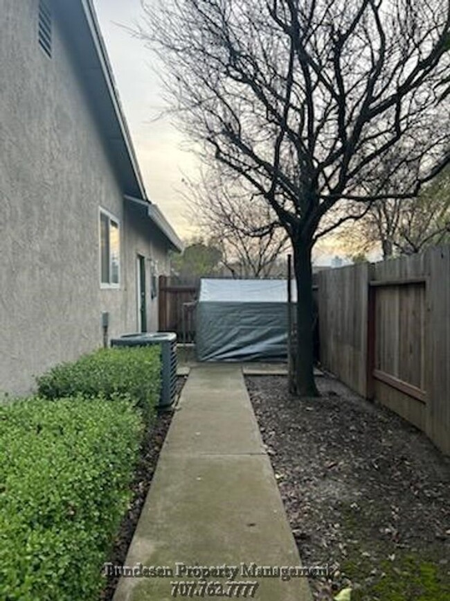 Building Photo - 400 W Creekside Cir
