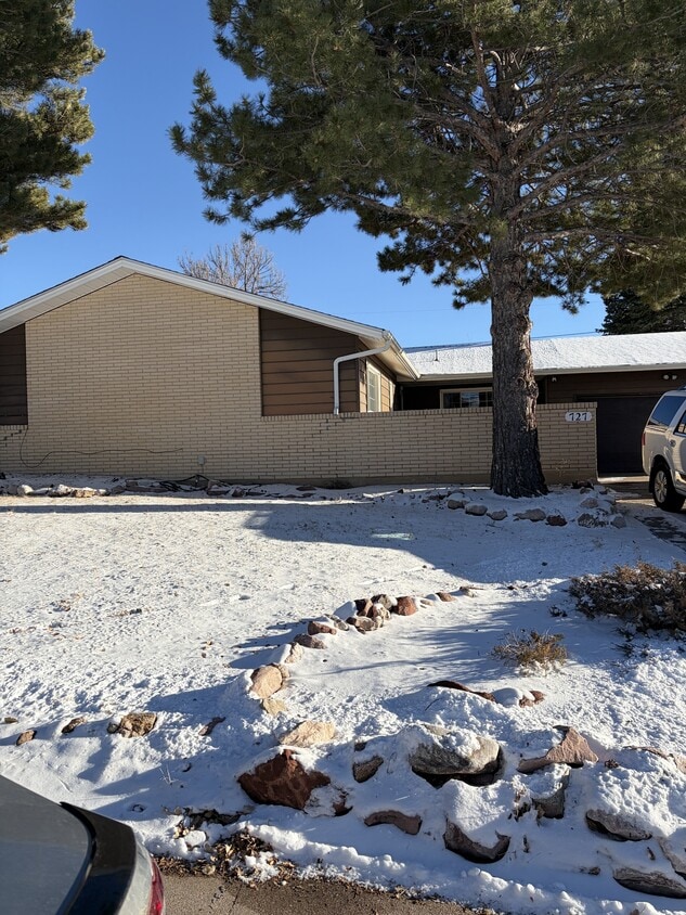 Primary Photo - 727 Golden Hill St