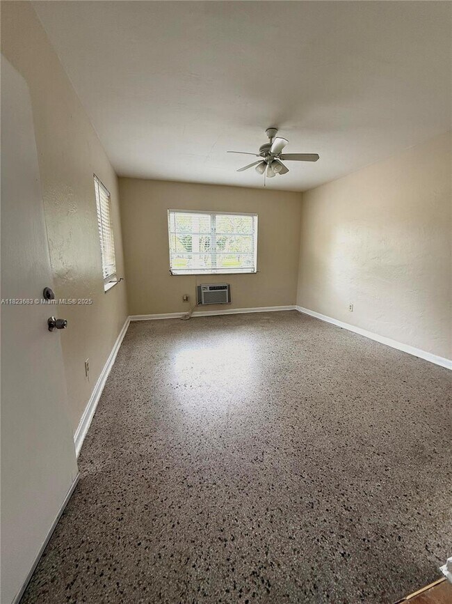 Foto del edificio - 2215 NE 172nd St