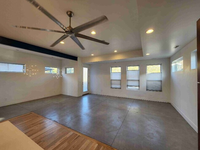 Foto del edificio - 3115 Lawrence St