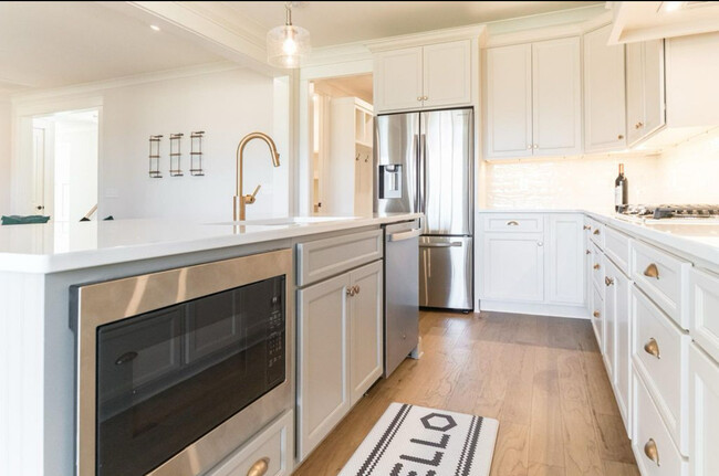 Building Photo - 4020 Lioncrest Ln