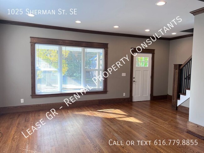 Building Photo - Three Bedroom Single Family Home - Close t...