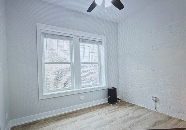Building Photo - 1051 W Glenlake Ave