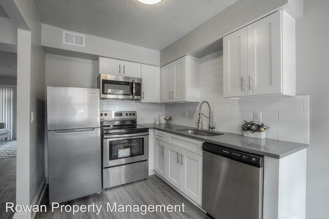Building Photo - 2 br, 1 bath Apartment - 423-427 Maple Blvd.