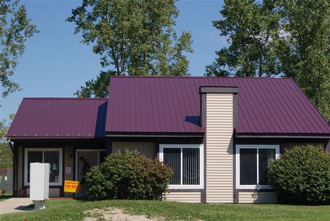 Building Photo - 2 br, 1 bath Apartment - Riverside Manor