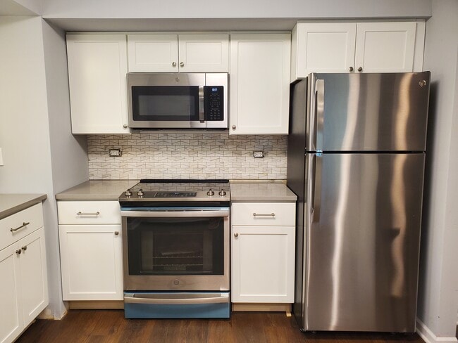 Building Photo - 807 S Dwyer Ave