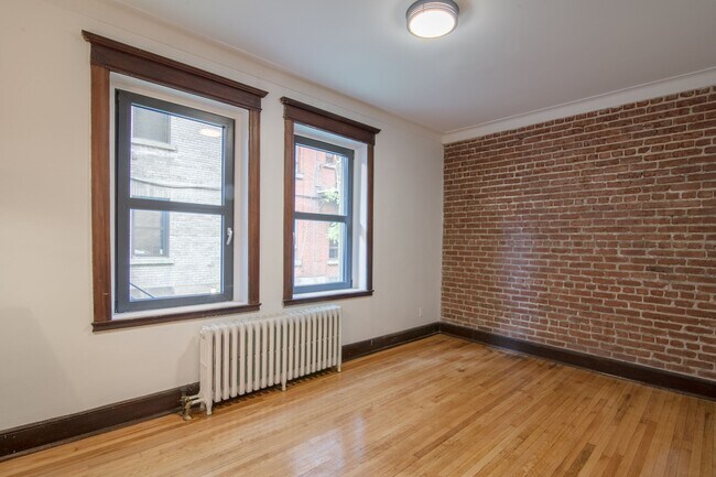 Building Photo - 2050 Av. Claremont