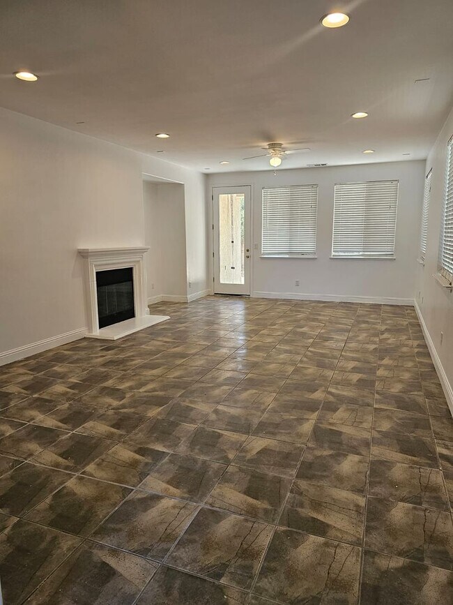 Foto del edificio - Spacious 3-bedroom, 2-bathroom house locat...