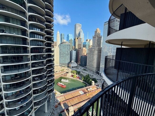 Foto del edificio - 300 N State St