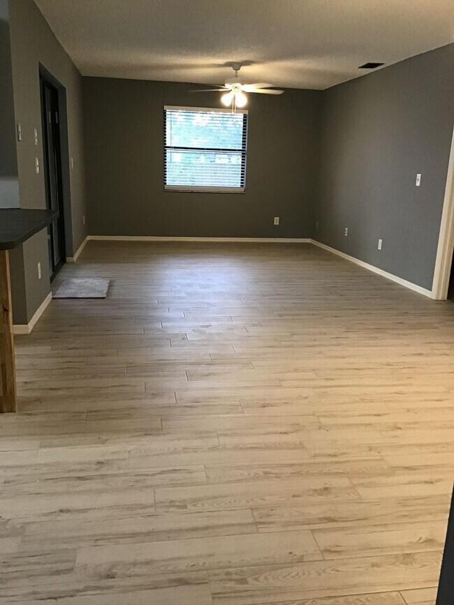 Building Photo - Spacious Home near the Crosstown Parkway
