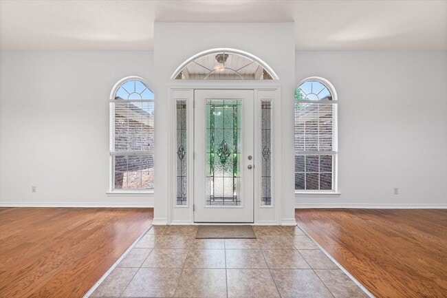 Building Photo - Spacious 4-bedroom Retreat