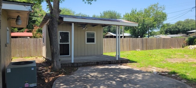 Building Photo - 404 SW 10th St
