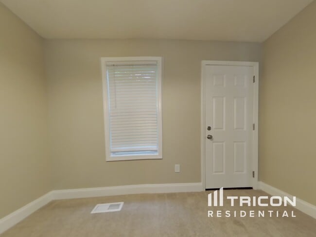 Building Photo - 381 River Trace Dr