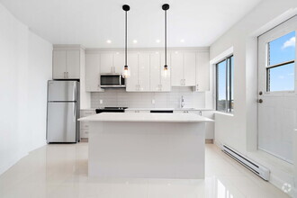 Building Photo - 4775 Av Borden