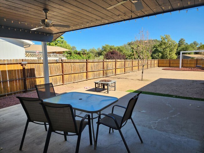 Foto del edificio - Stunning 3 bed / 2 bath Solar Home in Desi...