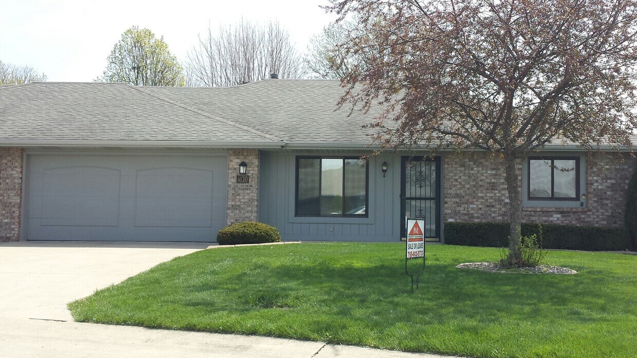 Primary Photo - 2 Bedroom / 1.5 Bath Condo