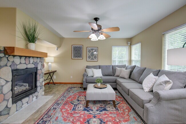 Foto del edificio - "Charming 3-Bedroom Retreat with 3.5 Baths...