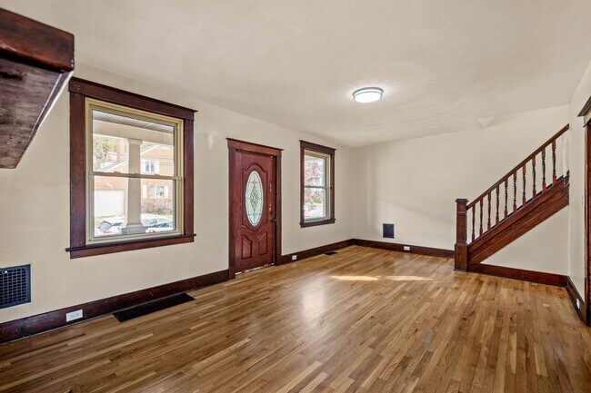 Foto del edificio - BEAUTIFUL 5 BEDROOM HOUSE!! HARDWOOD FLOOR...