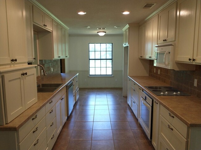 Foto del edificio - 606 Hillcrest Cir