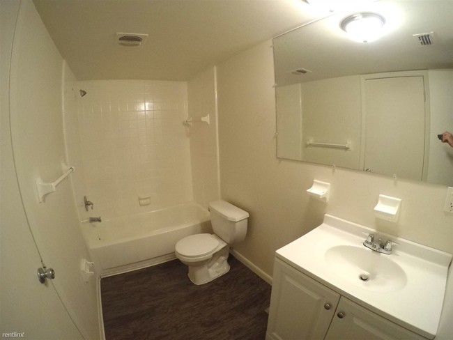 Building Photo - 2 br, 1 bath Apartment - Rogers Square