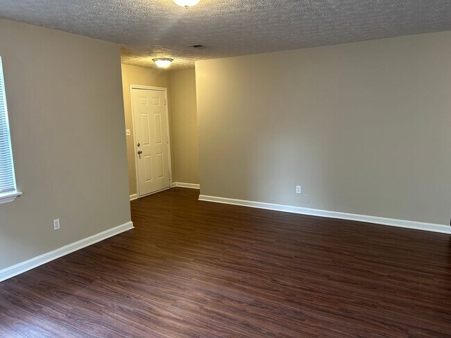 Foto del edificio - 1041/1043 Cantrell Ln